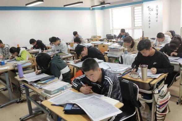 網(wǎng)傳“中考禁止復(fù)讀，落榜生只能念技校”是謠言，官方辟謠并提醒關(guān)注自費留學(xué)中介服務(wù)